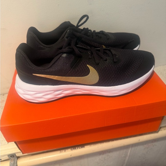 Harley-Davidson T-Shirt and nike sneakers - Picture 2 of 2